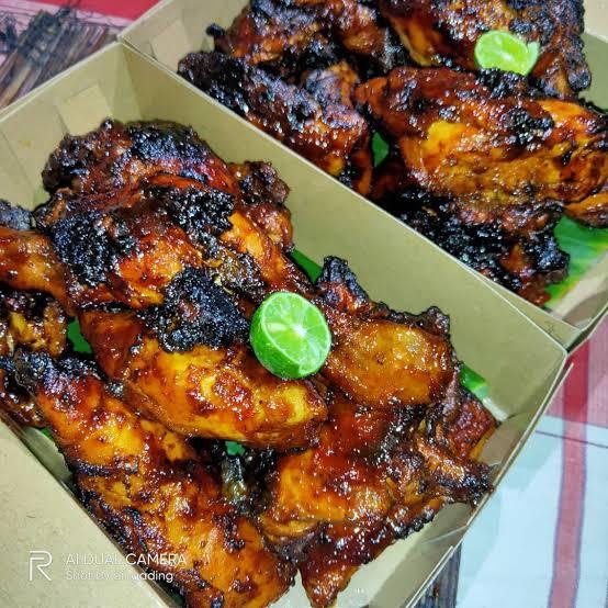 

Ayam Bakar Bumbu Kecap Lembut Ayamnya, Bumbu Kecapnya Medok + Sambal Rawit dijamin Endul
