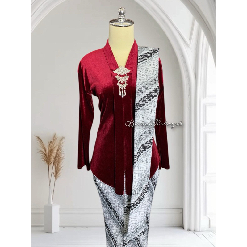 big sale setelan kebaya kartini encim bludru / kebaya + selendang + jarik motif lereng sogan putih