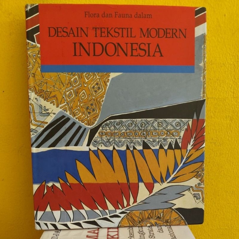 Flora dan Fauna dalam DESAIN TEKSTIL MODERN INDONESIA Editor Drs. Biranul Anas • HARD COVER