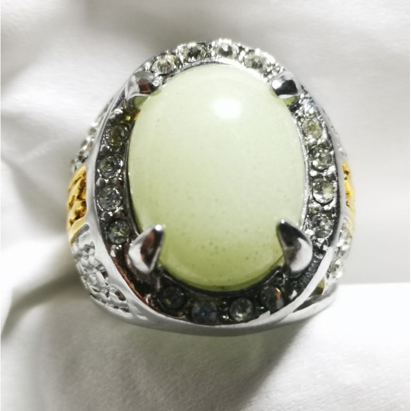 Batu akik pospor menyala dalam gelap