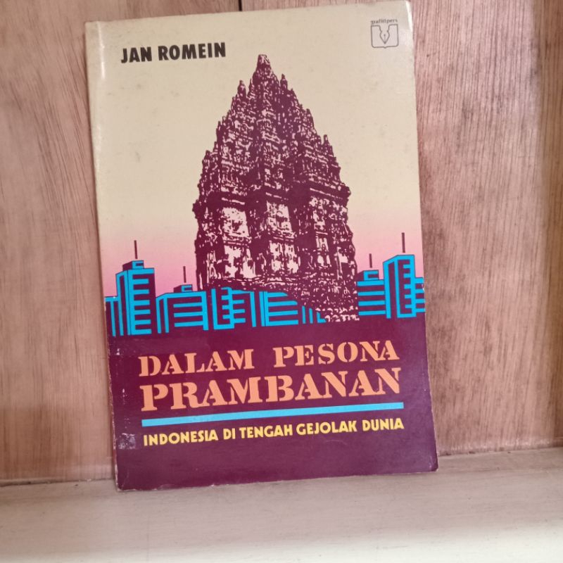 buku dalam pesona prambanan,Indonesia di tengah gejolak dunia