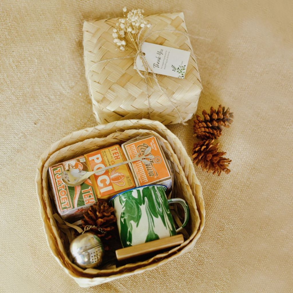 

HAMPERS BESEK TEH/ HAMPERS CANTIK/ HAMPERS LEBARAN/ HAMPERS NATAL/SOUVENIR PERNIKAHAN/ HAMPERS BESEK MURAH/ HAMPERS MUG ENAMEL/ HAMPERS BESEK ENAMEL
