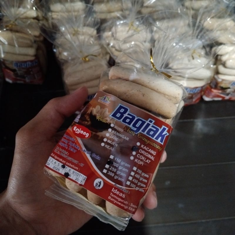 

Bagiak Kuncung Original Enjong 180gr – Kue Kering Tradisional Banyuwangi, Camilan Renyah Gurih Manis, Oleh-Oleh Khas dalam Kemasan Praktis