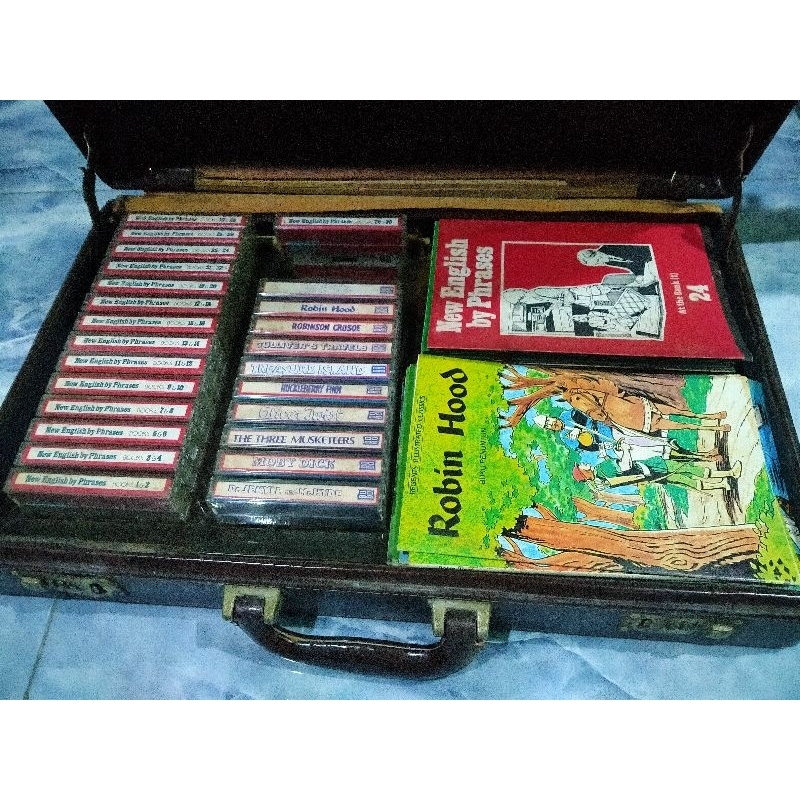 KASET PITA DAN BUKU PEDOMAN BAHASA INGGRIS BARANG JADUL BARANG UNIK BARANG ANTIK