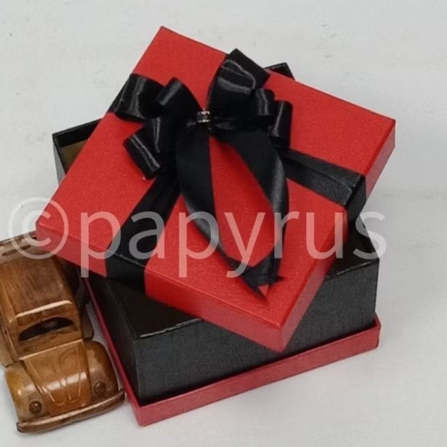 

PAPYRUS Sandwich 15x15 Tinggi 10cm Kotak Kado Gift Box Hadiah V2