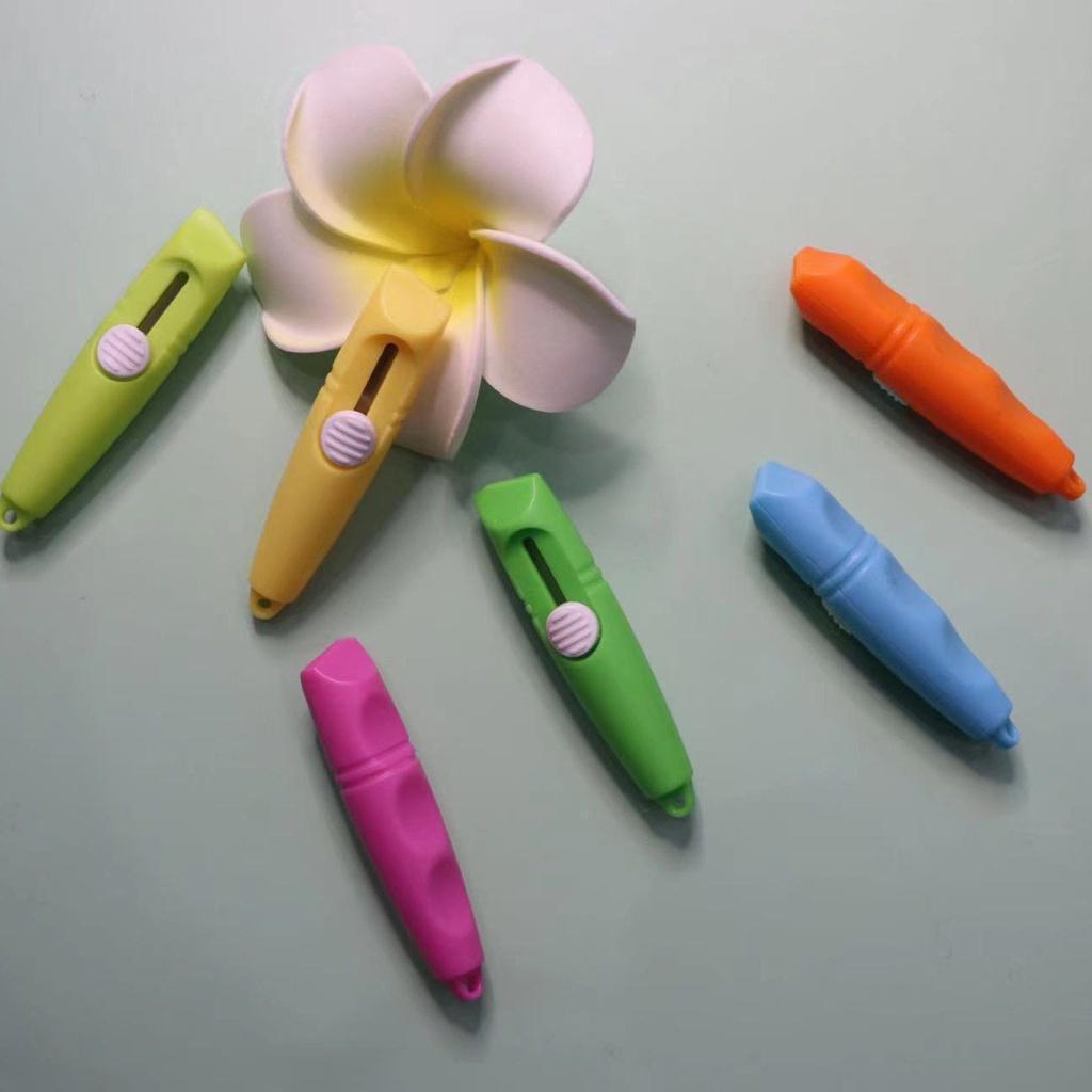 

Cutter Mini Karakter Seruling SET isi 3 Cutter Mini Travelling Import COD Plastik 791