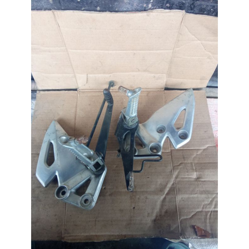 foostep depan Suzuki GSX R 150 original bekas copotan