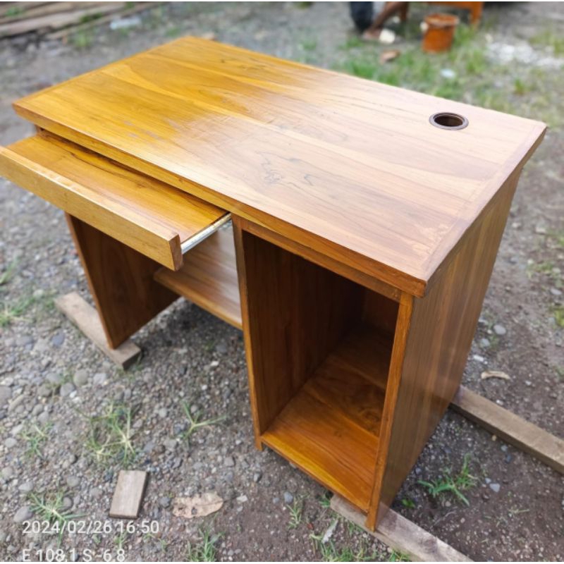 Meja komputer kayu