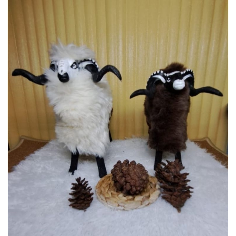 miniatur domba tanduk elastis, miniatur domba garut, mainan anak domba garut, hiasan meja, kado ulan