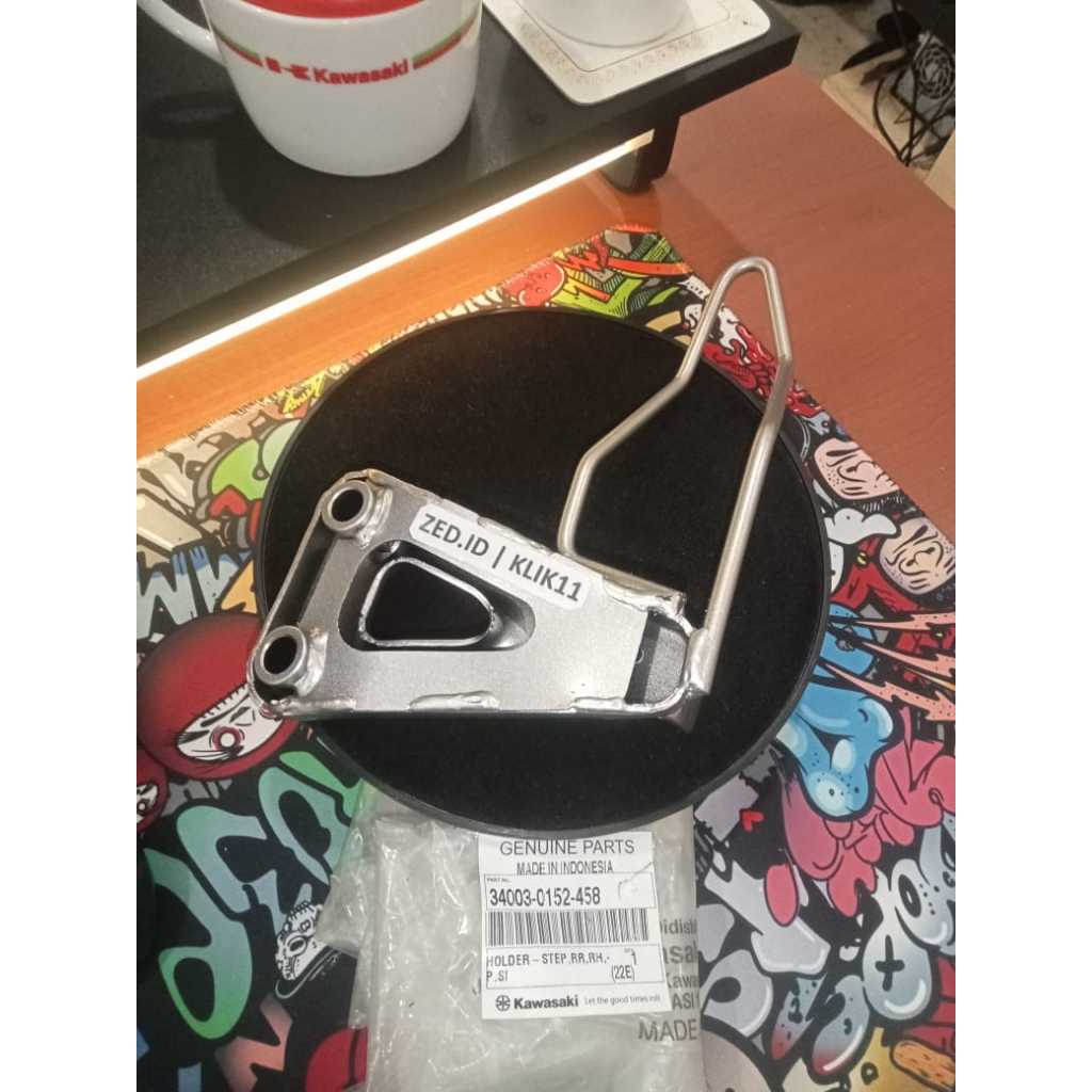 HOLDER STEP BELAKANG KANAN KAWASAKI KLX150BF KOE SPAREPART 34003-0152 458