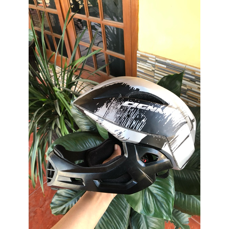 helm pushbike bekas
