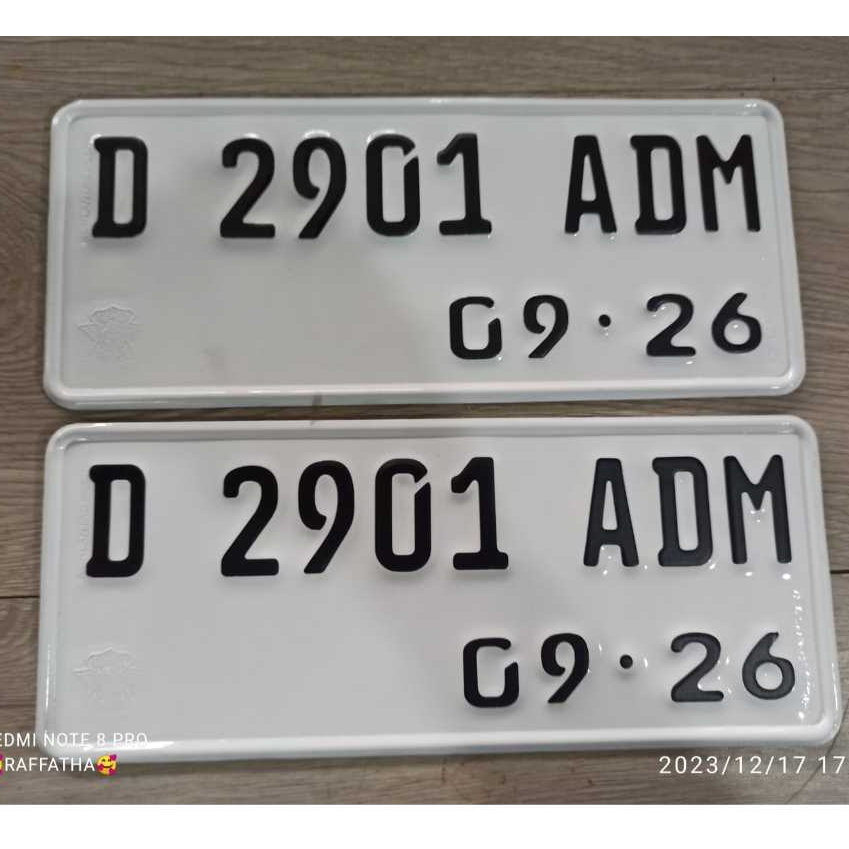 Aksesoris plat motor font baru putih sepasang