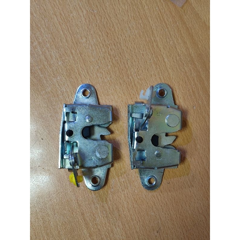 65780/90-OK010 Lock assy / Door lock bagasi Hilux Vigo