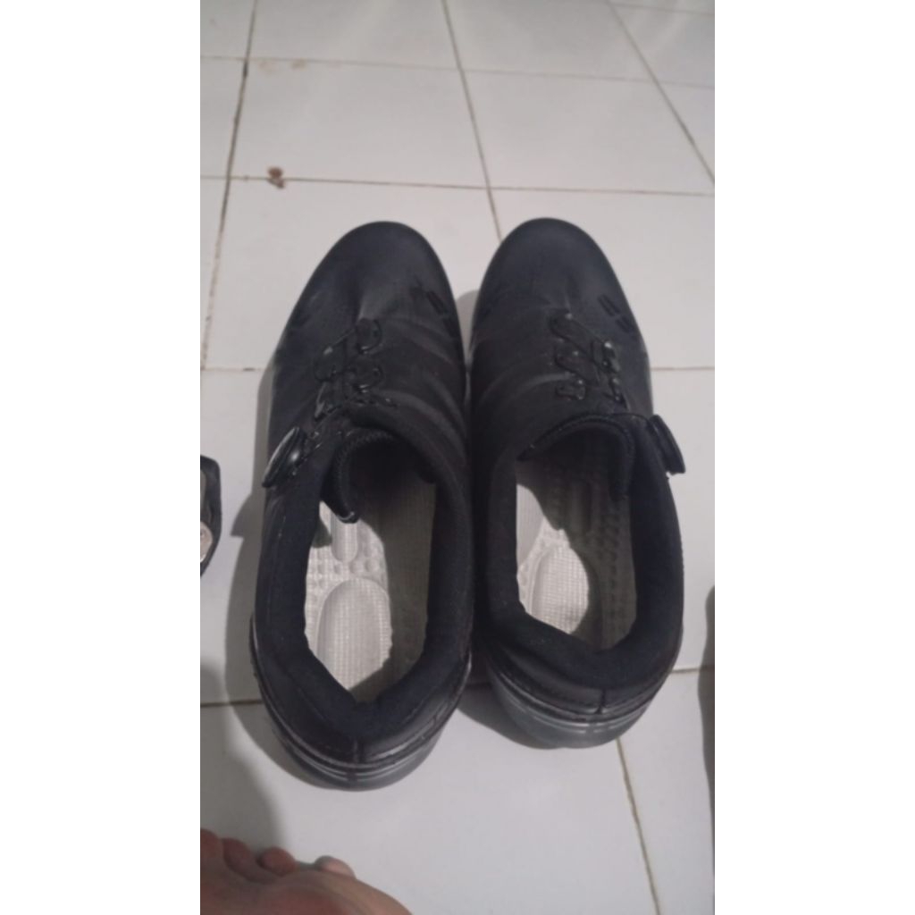 sepatu dan pedal cleat