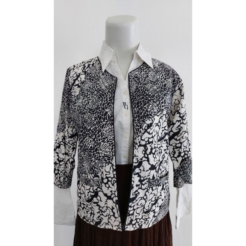 preloved outer batik hitam putih