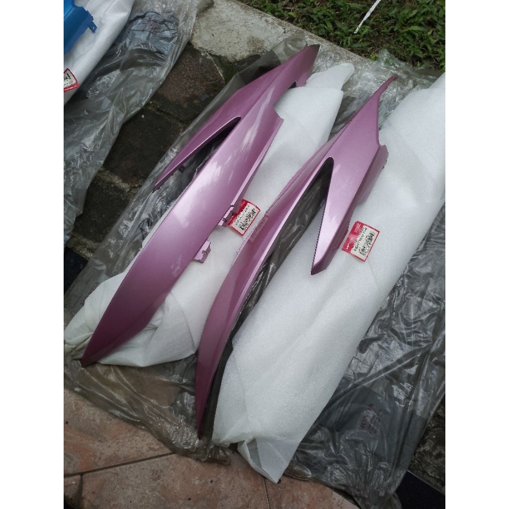 Body Belakang Kanan Kiri R L Vario Karbu Vario 110  lama Pink Original AHM NOS