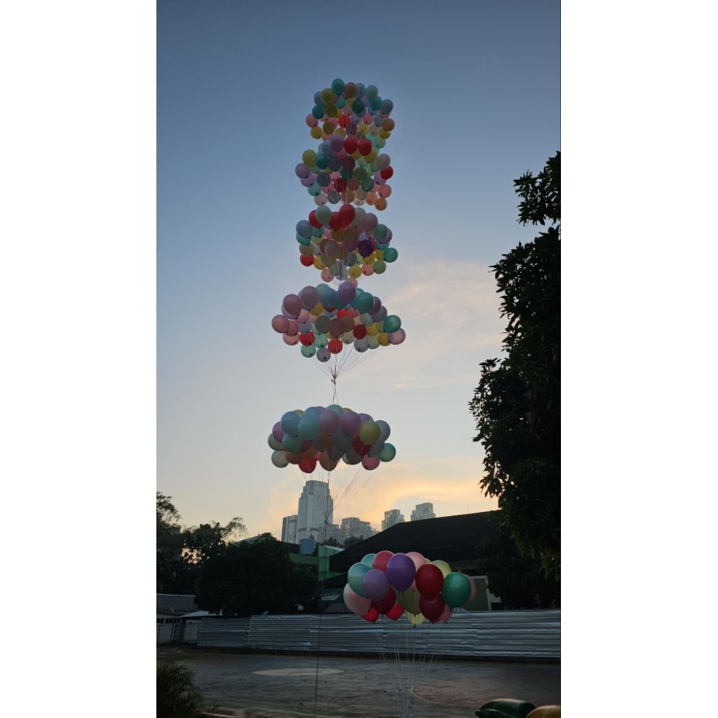 balon gas helium terbang