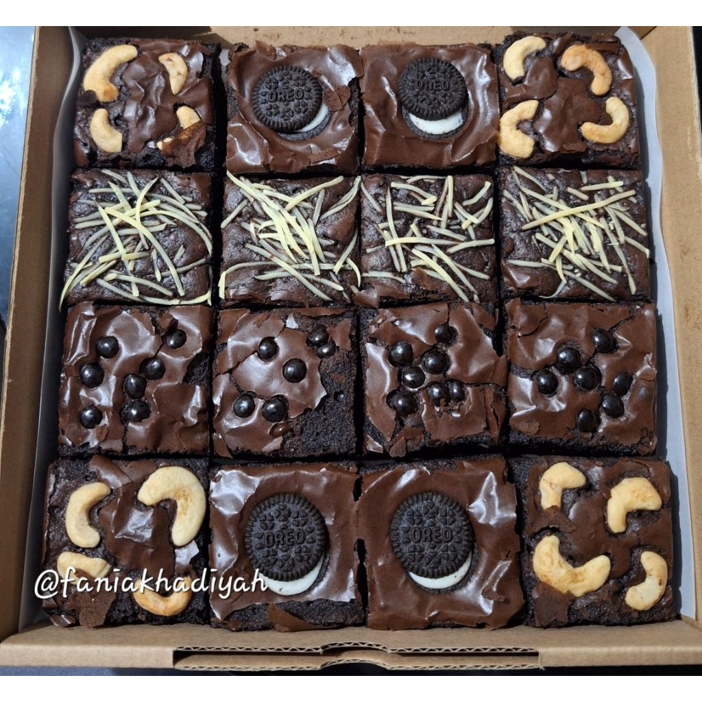 

FUDGY BROWNIES 20X20 (ISI 16)