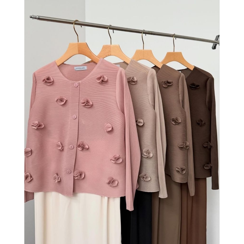 

Gonegani blossom pleats blouse