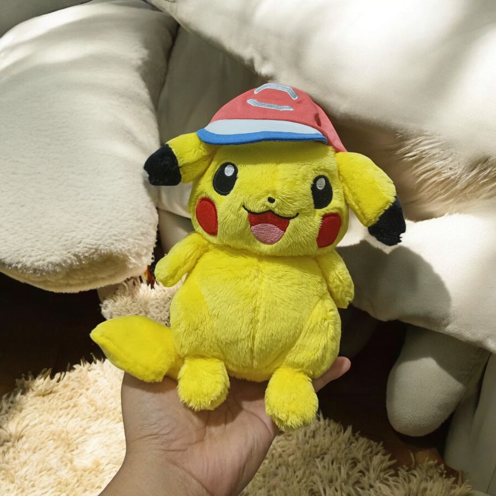 Boneka Pokemon Plush Pikachu Bulu Topi Ash Cap Takara Tomy