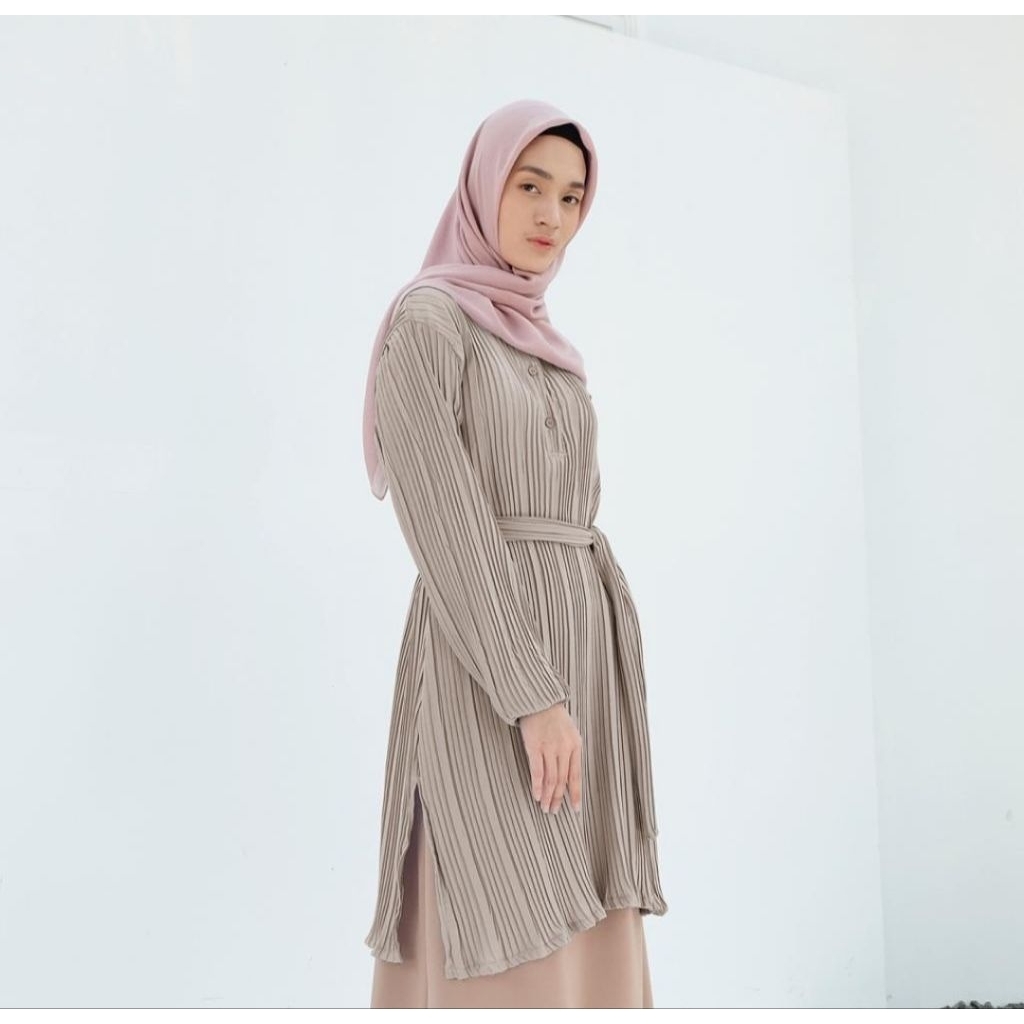 Preloved Plisket Blouse Vanilla Hijab