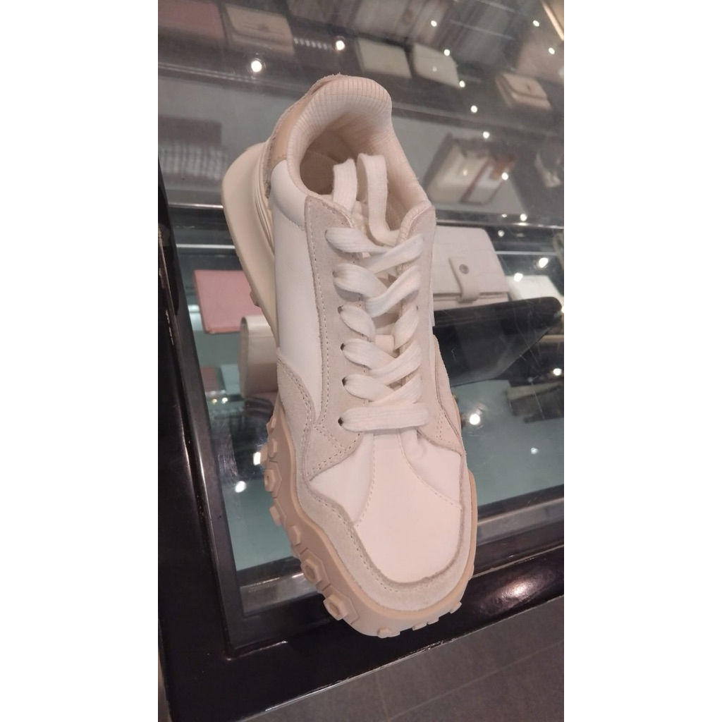 Sepatu sneakers pedro