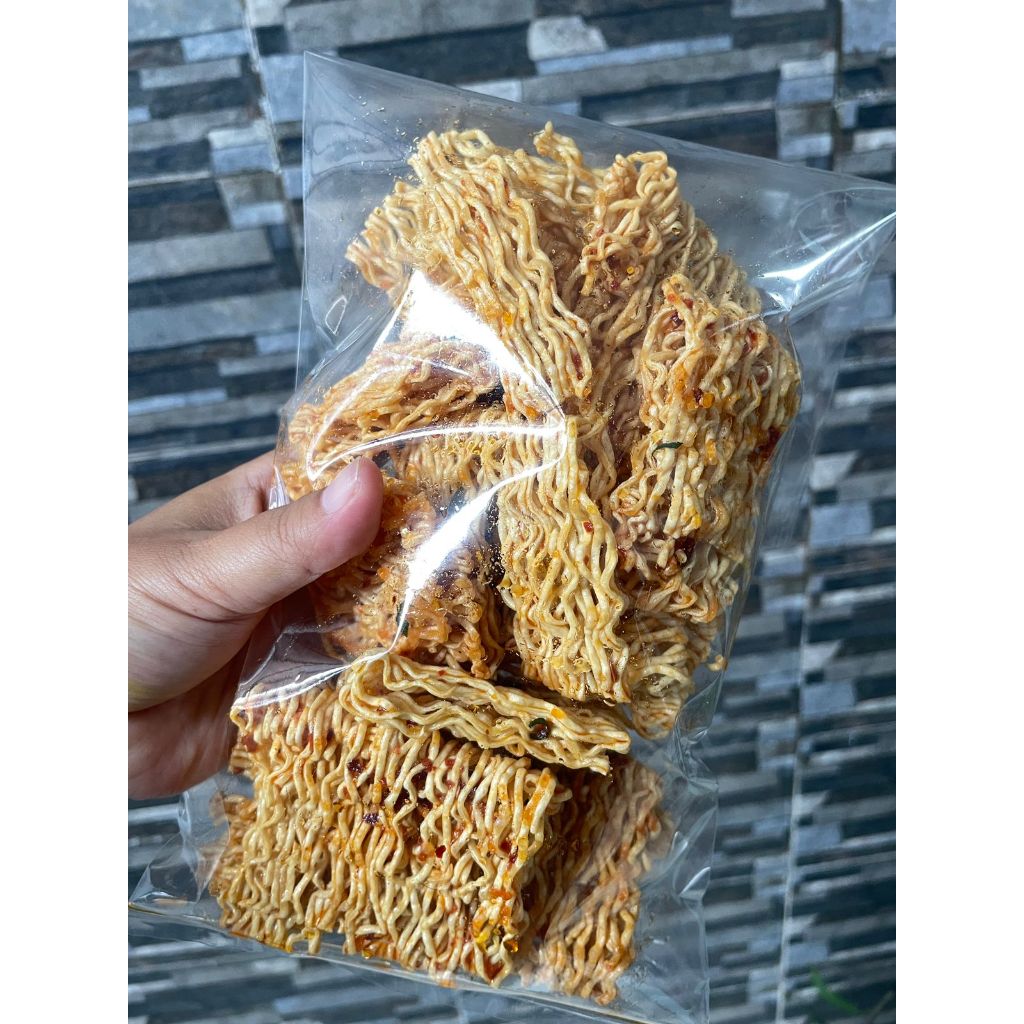 

seblak mie kering kriuk gurih pedas aroma daun jeruk dan bawang putih cemilan teman nasi hangat