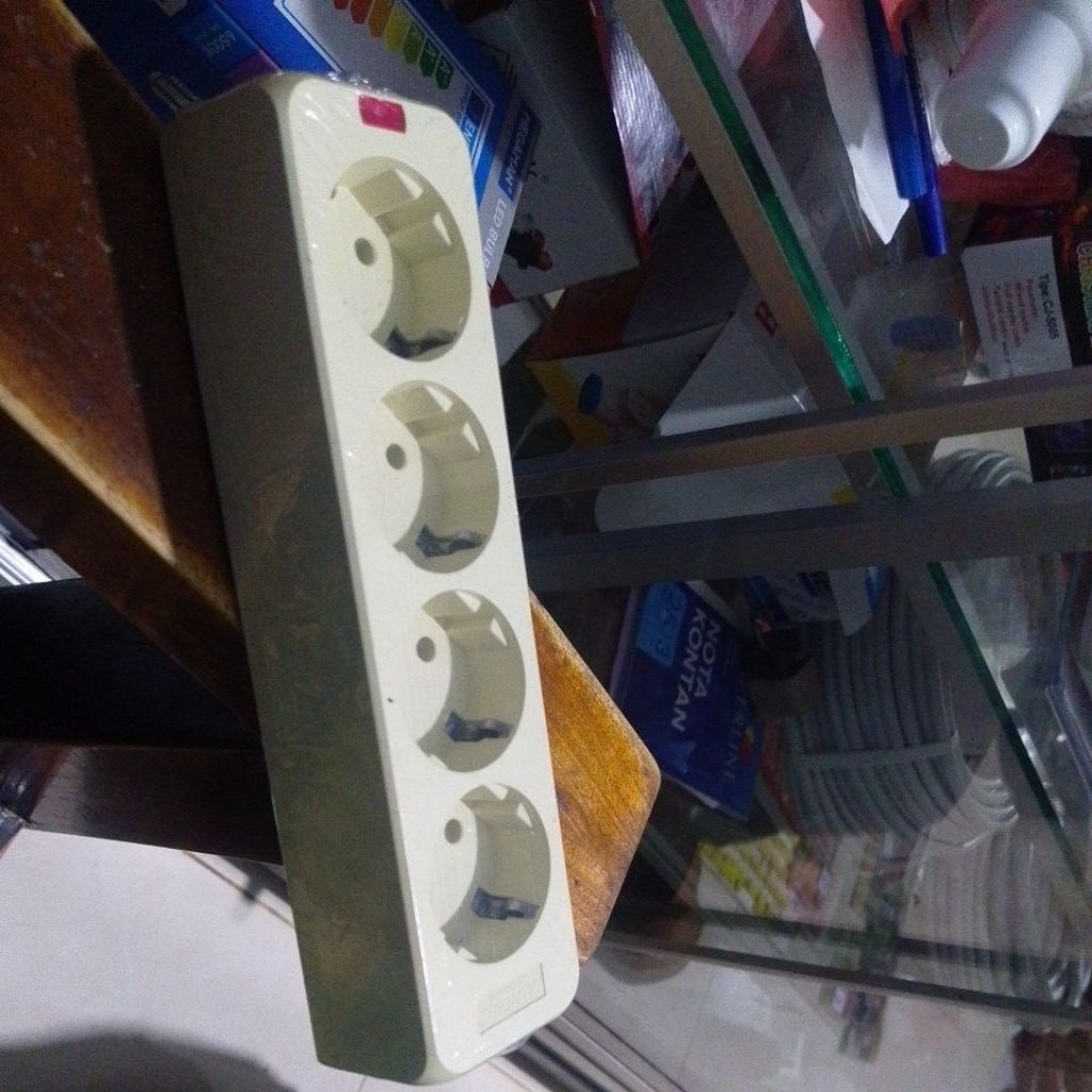 terminal listrik 4 lubang