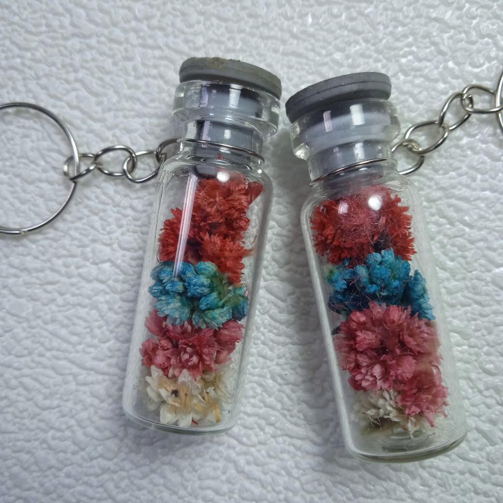 gantungan kunci botol kaca isi bunga kering mix 4 warna / souvenir grosir unik aesthetic kostum