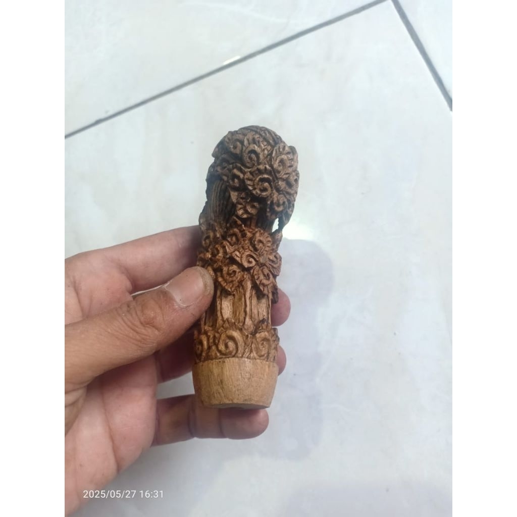 Hulu keris ukir motif kepompong kayu sono