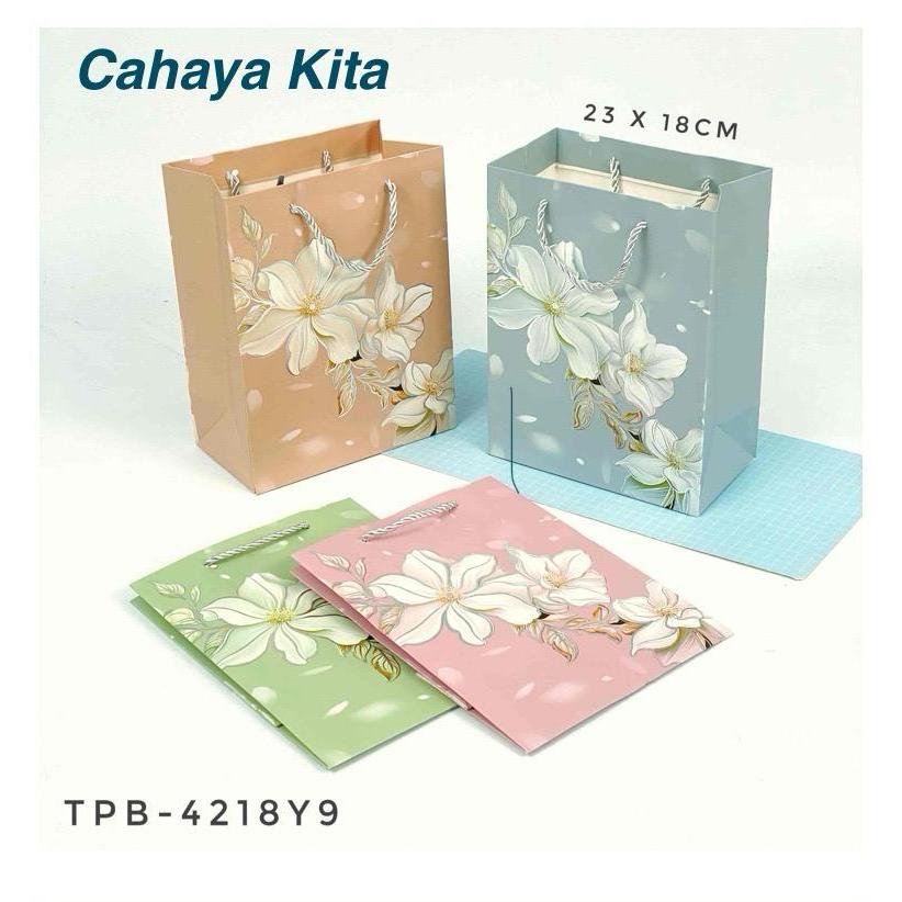 

Paper Bag Mewah Elegan dengan Tag - Tas Kertas Kado Souvenir Ulang Tahun Pernikahan