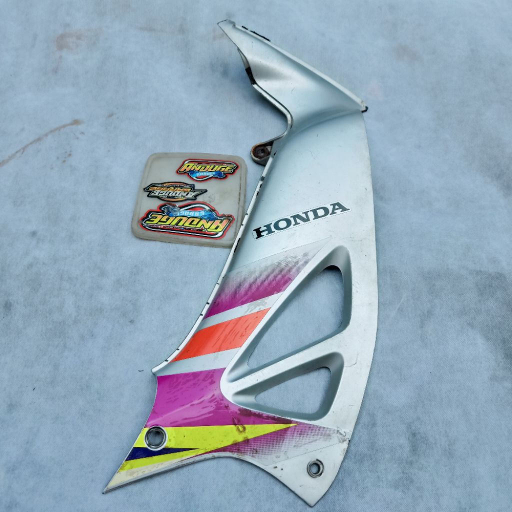 cover tebeng sayap dalam kanan warna silver Honda Kirana 125 kpw Oryginal second bekas