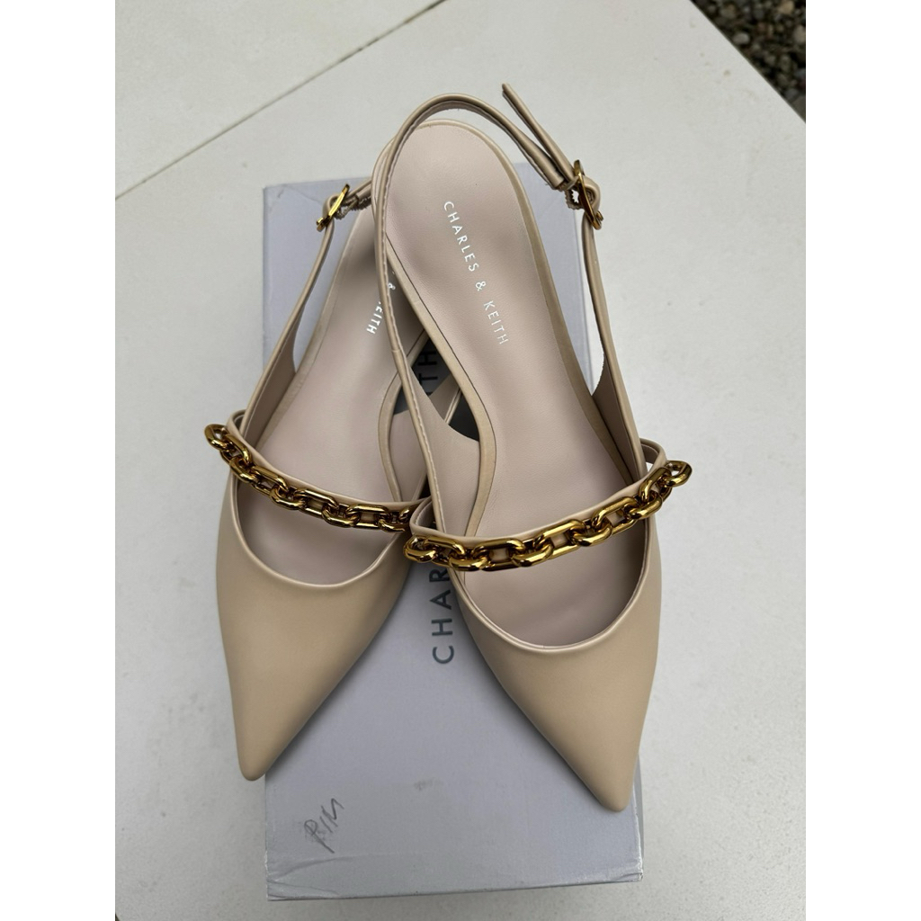 PRELOVED Charles&Keith Flat Sandal Excellent condition