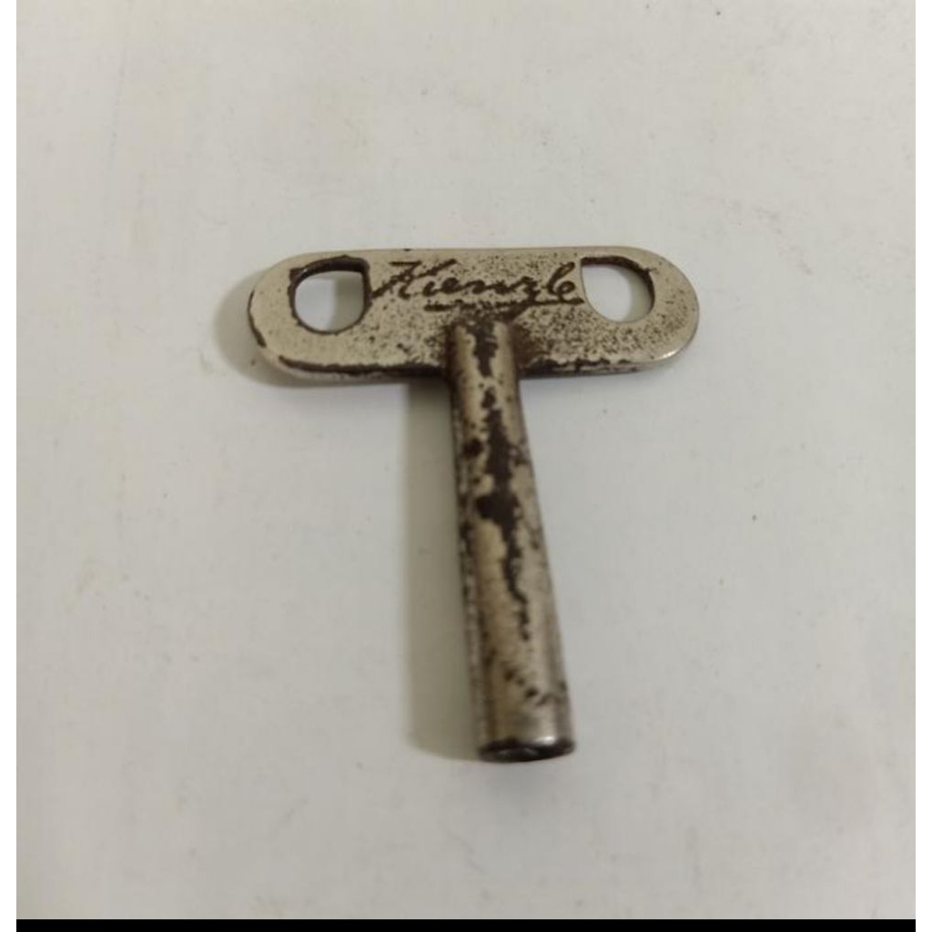 Kunci jam dinding bandul Kienzle