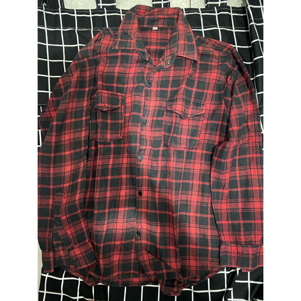 Kemeja garis-garis hitam putih