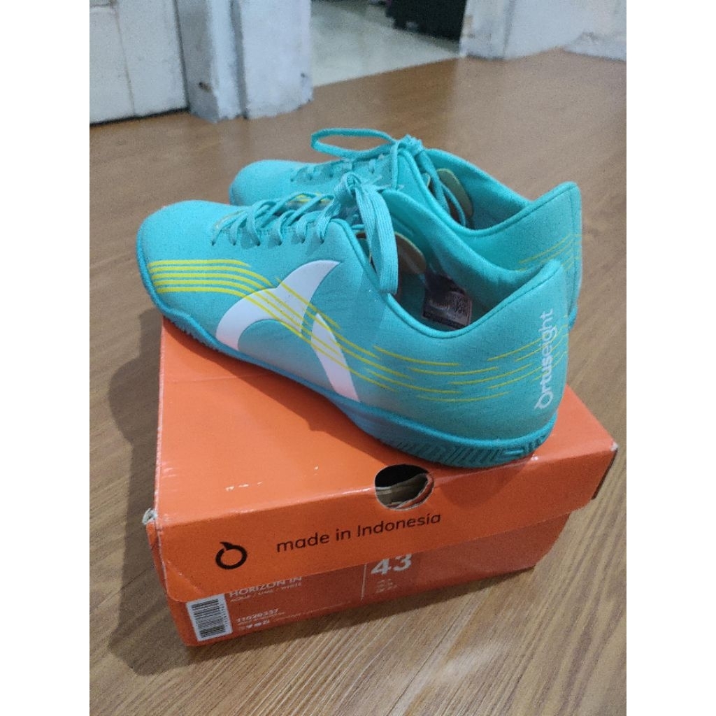 sepatu futsal preloved size 43 ortuseight