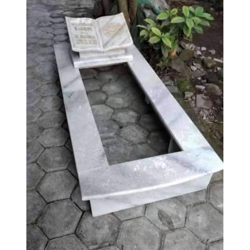 batu nisan full body