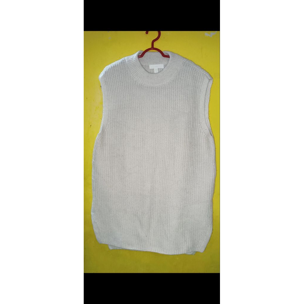 [PRELOVED] H & M Vest/Rompi Rajut Tebal LD 120 cm