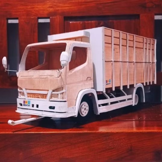 Miniatur truk Canter mentahan skala 12. Variasi slebor dan pengaman samping herex