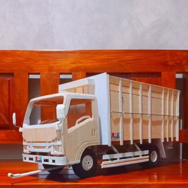 Miniatur truk Giga ( NMR 71) Miniatur truk mentahan skala 12 model Herex