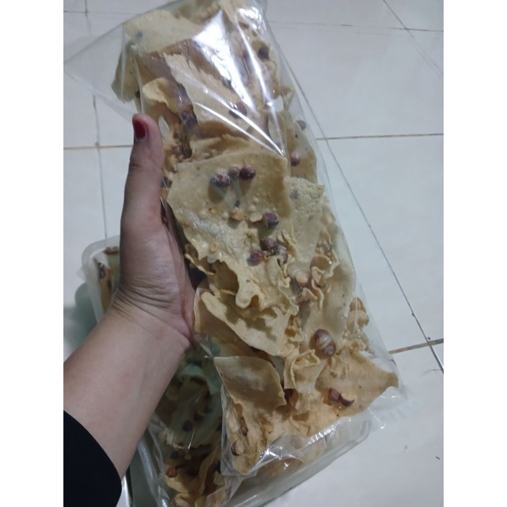 

Peyek kacang tanah dan daun jeruk