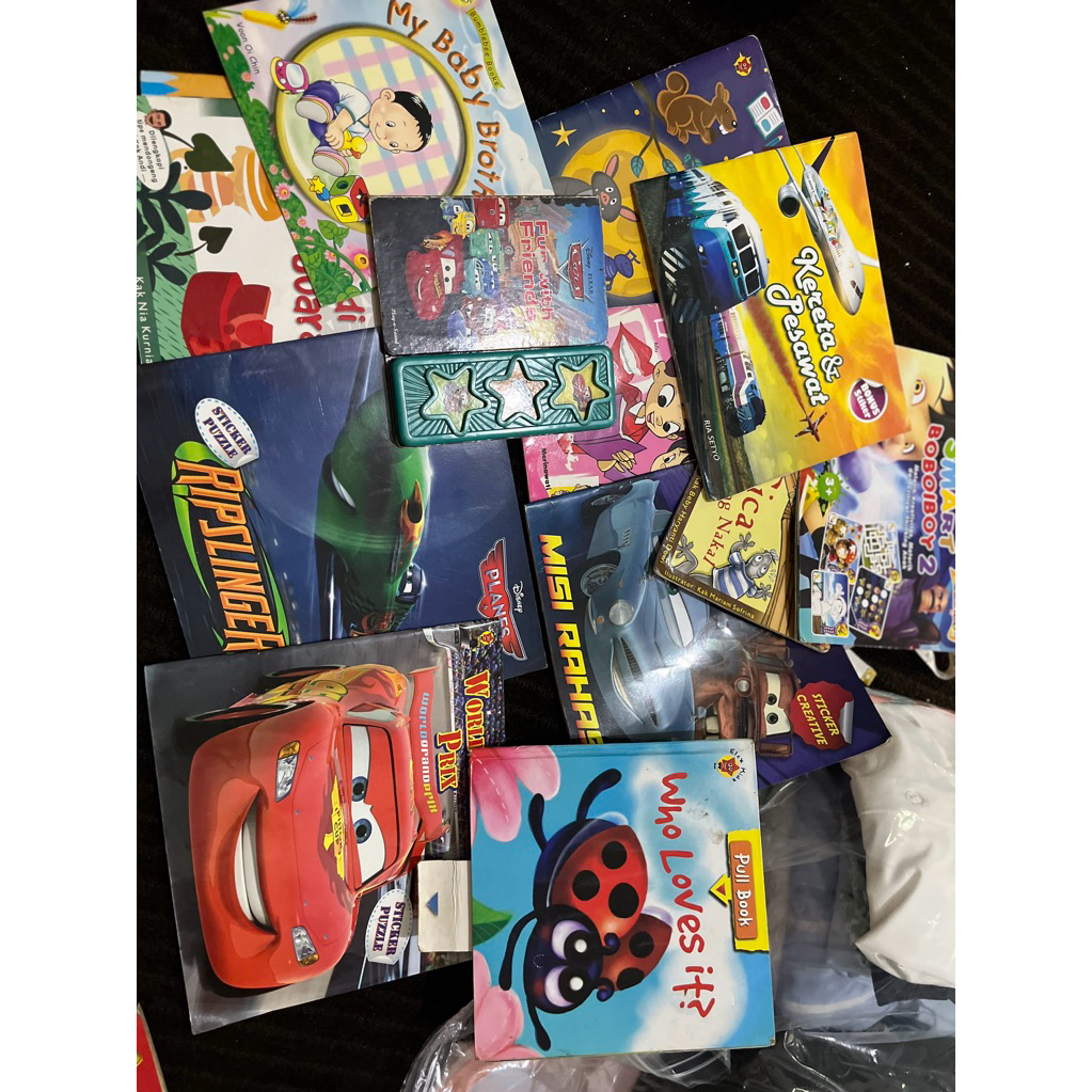 

buku dan goodiebag alat tulis