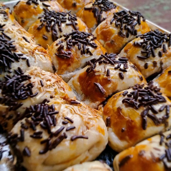 

Bolen Pisang Cokelat Keju Panggang isi 10 Lumer