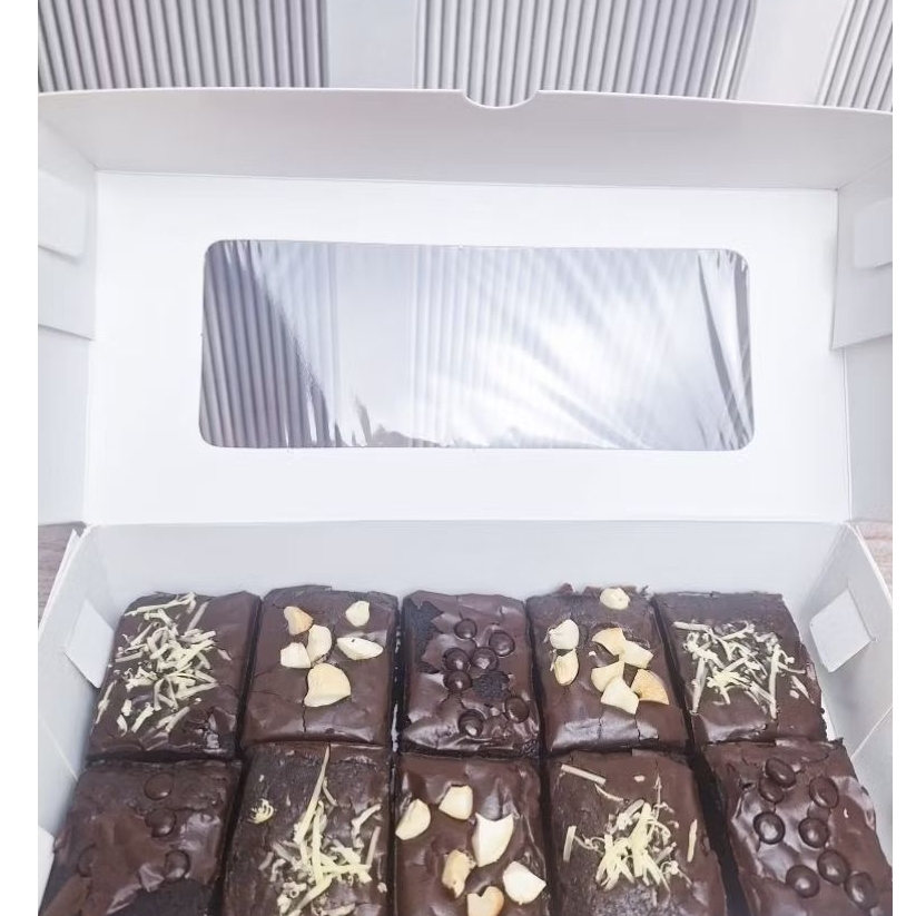 

Brownies Fudgy Kue Brownies Panggang Kering Dark Coklat Enak Murah Toping Keju Almond Mette