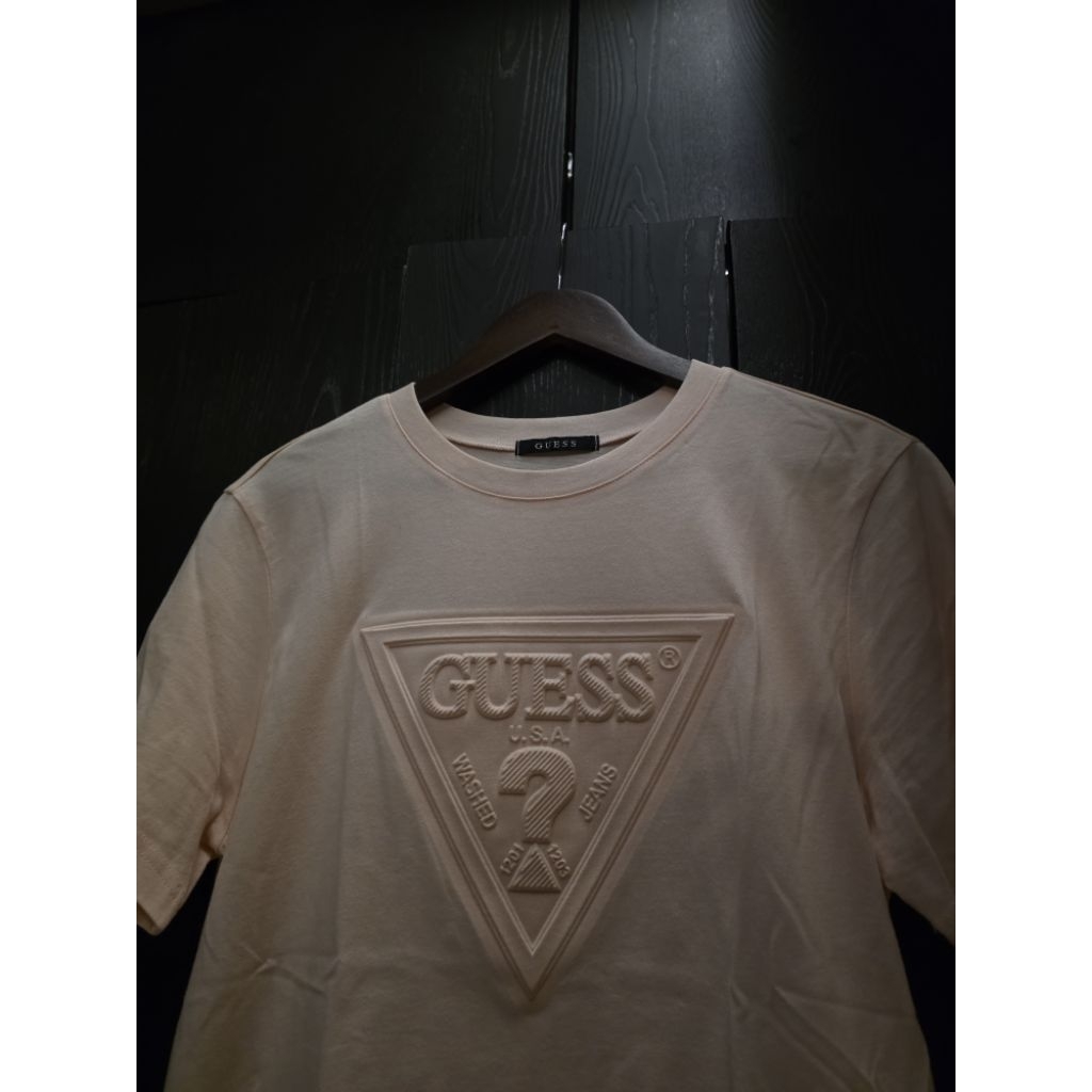 GUESS light Pink T-Shirt Embossed. Rare item. 100% original. Size L. baju kaos pria ukuran l. 2nd