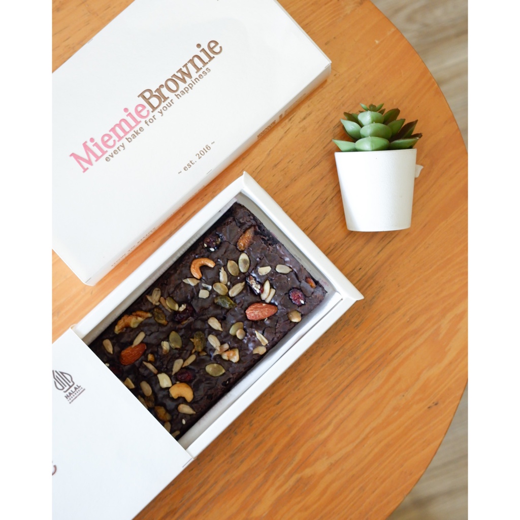 

Brownies Panggang Mix Nuts - Miemie Brownie