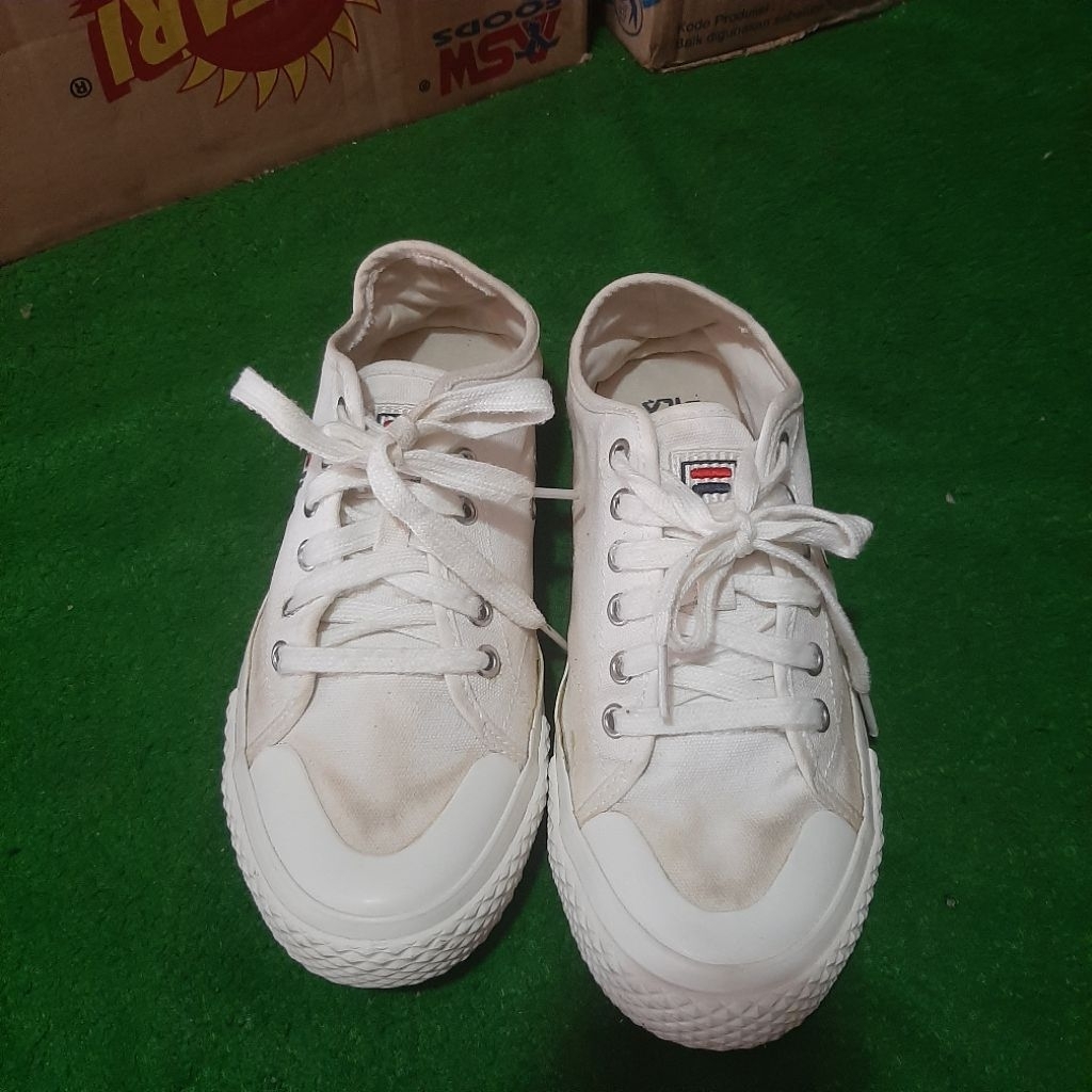 SEPATU FILA PUTIH