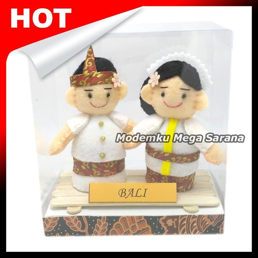Boneka Adat Bali Dengan Pakaian Adat Tradisional