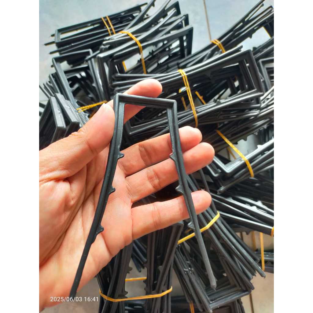 Pasak Mulsa Penjepit plastik mulsa 14x5 cm (panjang) satuan