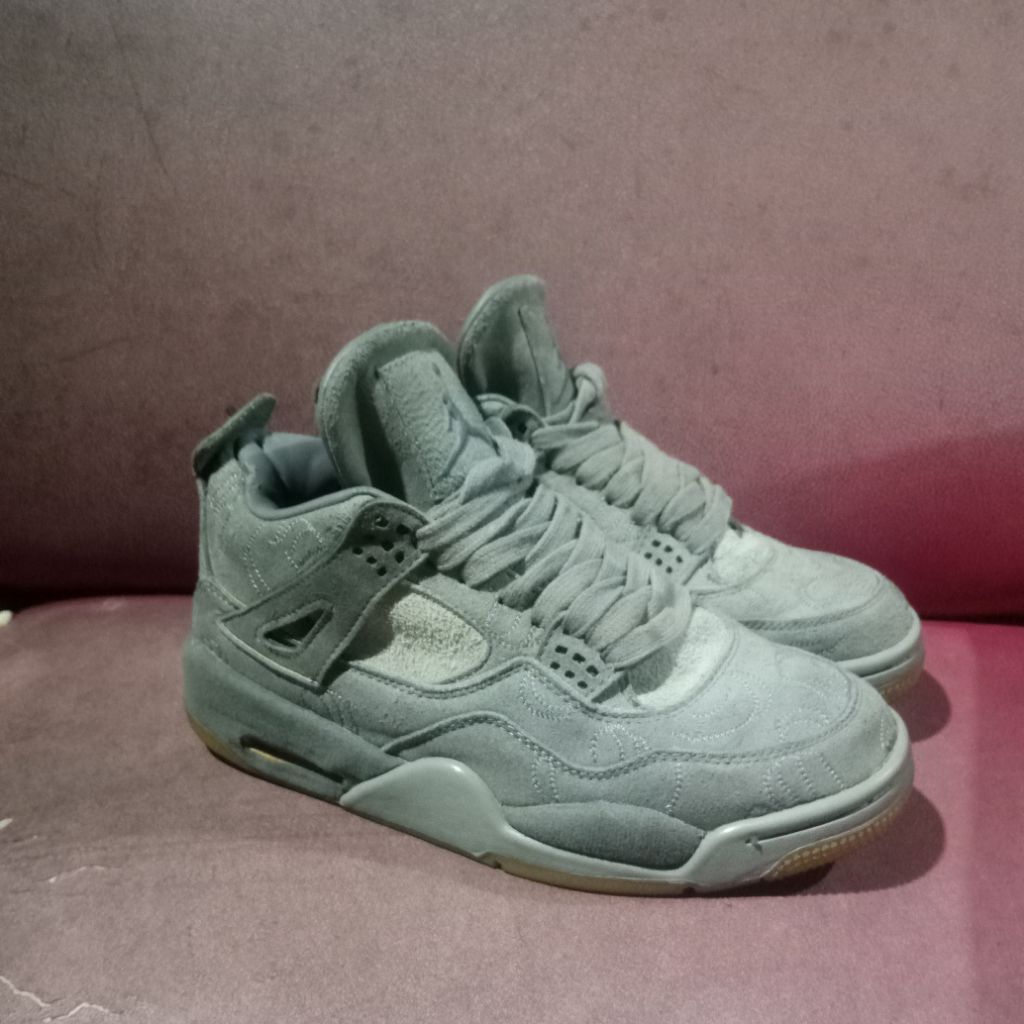 Jordan 4 Retro x KAWS